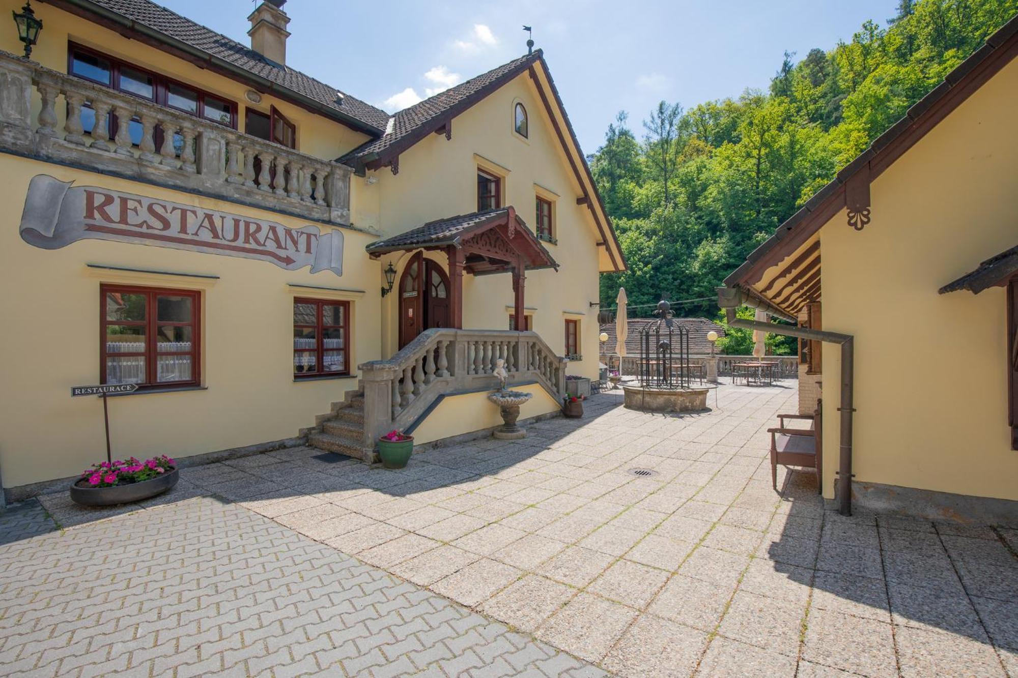 Křivoklát Resort U Jelena מראה חיצוני תמונה