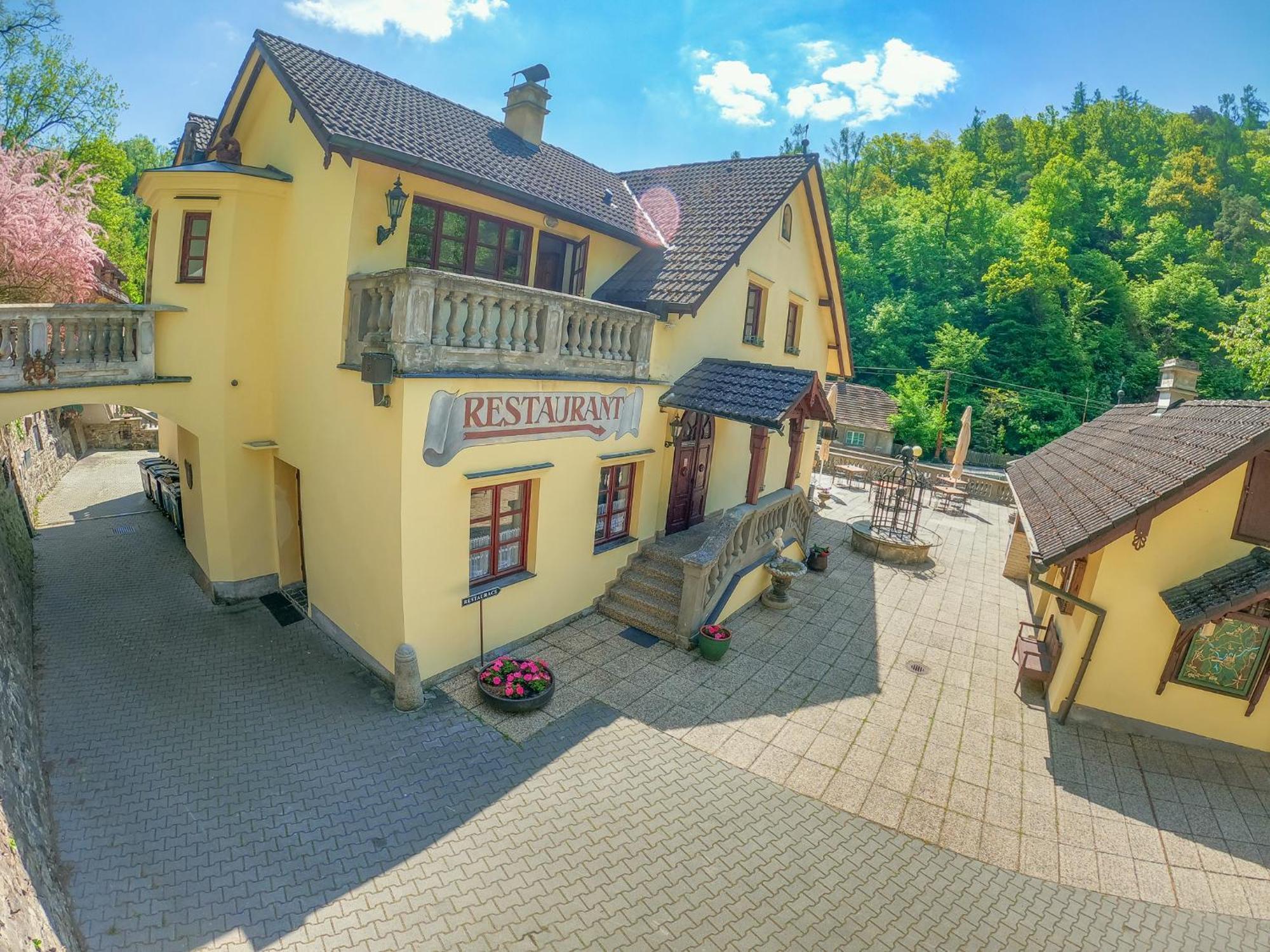Křivoklát Resort U Jelena מראה חיצוני תמונה